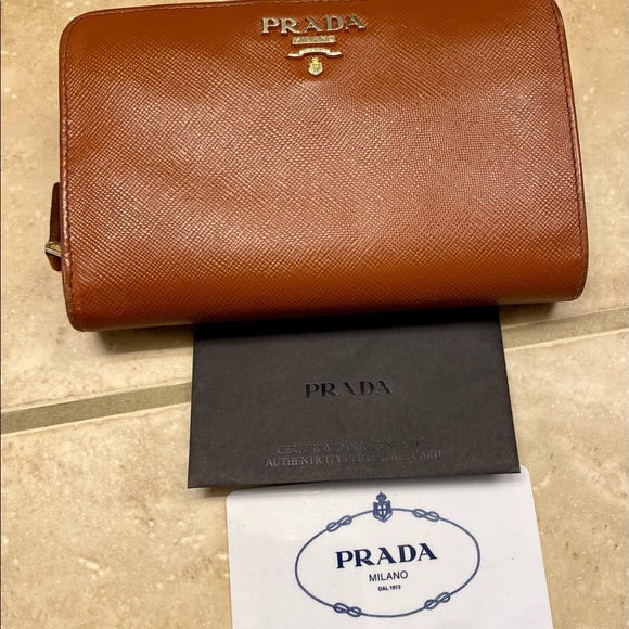 Authentic Beautiful Prada short wallet FREE SHIPPING😊 - Picture 2 of 8